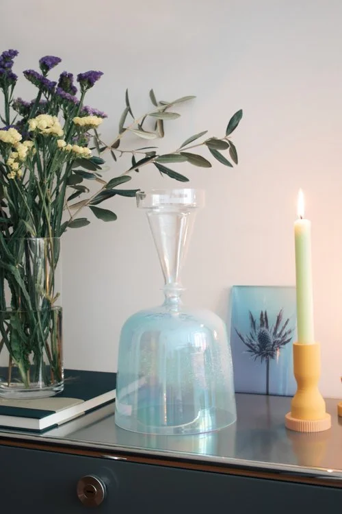 AkashaBowl® Kelch-Klangschale auf Kommode im Innenraum