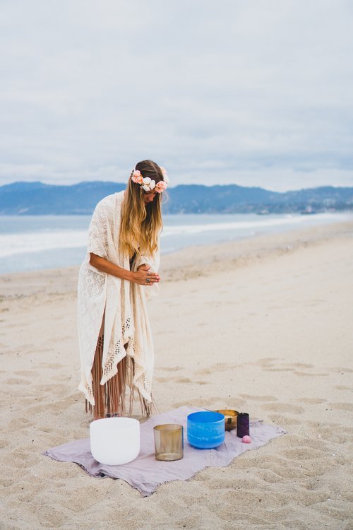 Sound Healing am Strand mit Kristallklangschalen – Crystal Singing Bowls für Reise &amp; Meditation