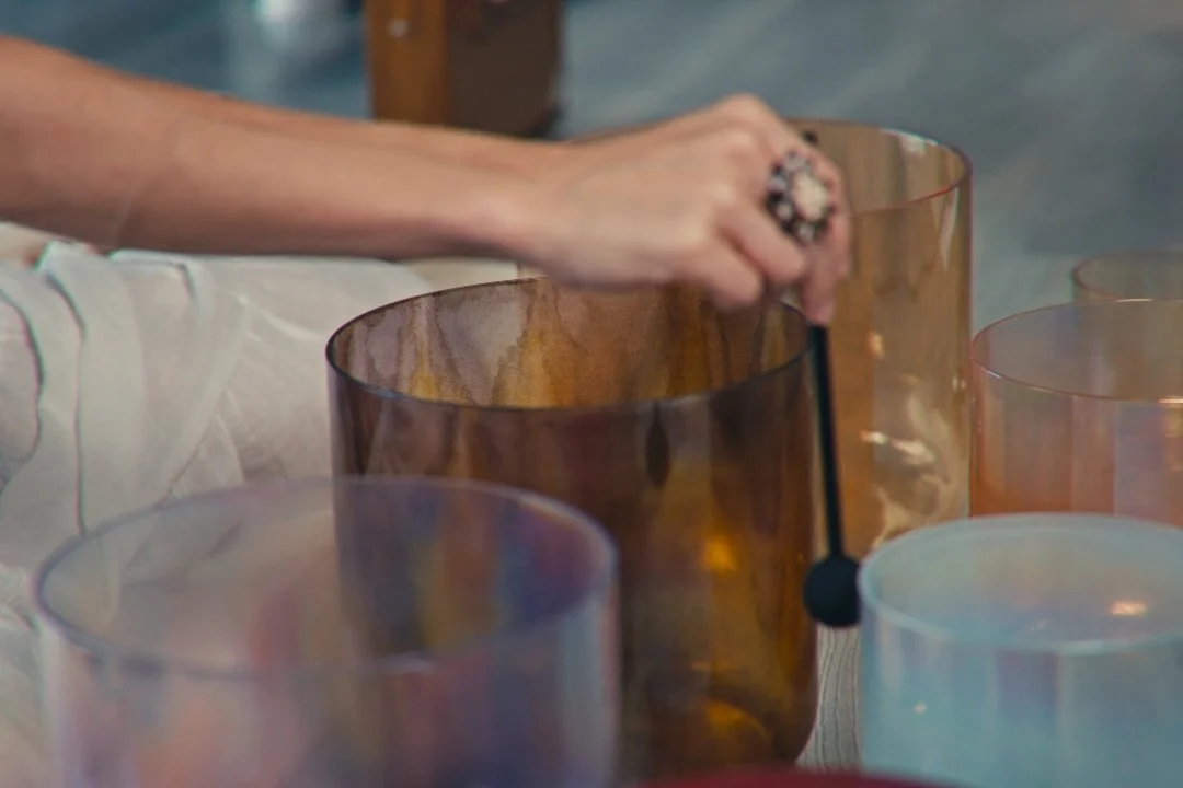 AkashaBowls® Amber Crystal Singing Bowl – Klangheilung &amp; Klangpädagogik für Kinder