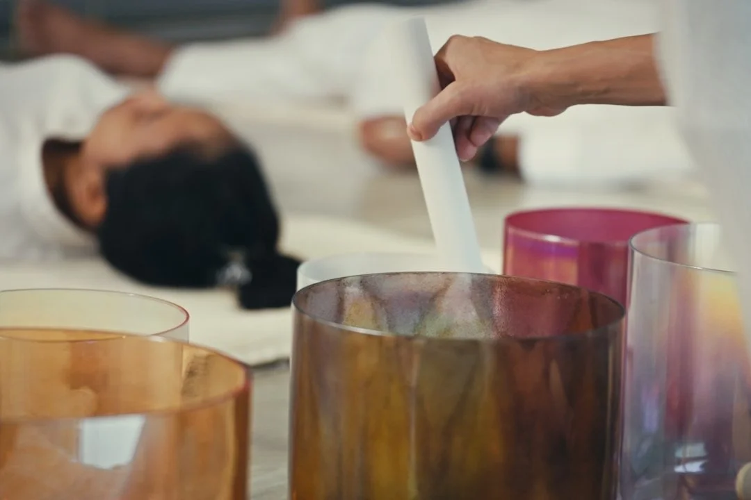 Traumasensibles Raumhalten während Sound Meditationen