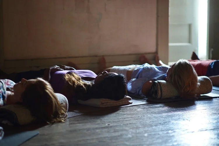 Sound Bath Zeremonie – Tiefenentspannung durch Klangtherapie und Frequenzarbeit