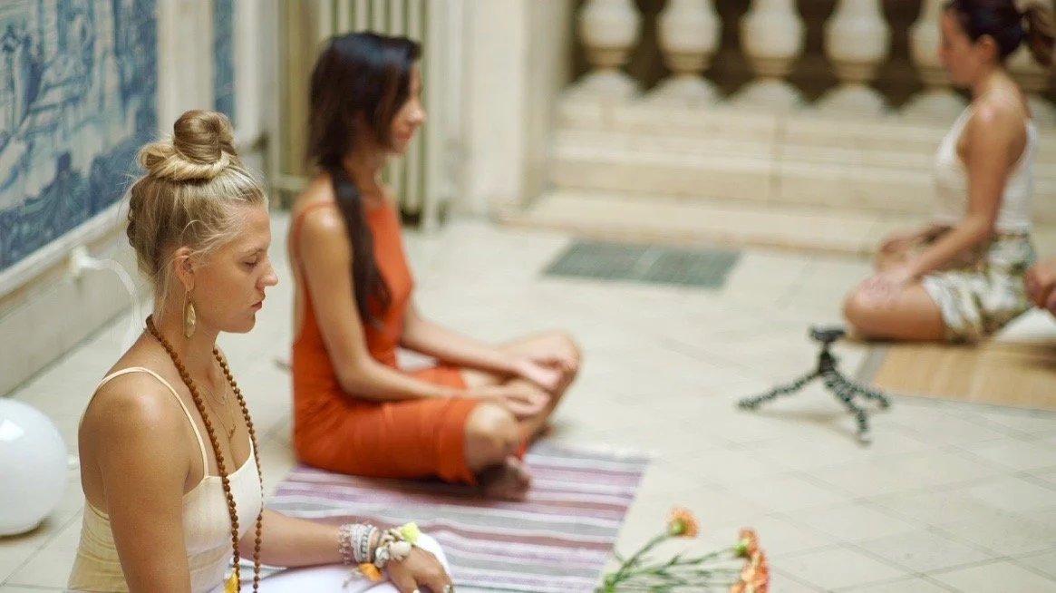 Gruppen-Klangmeditation mit Kristallklangschalen – Sound Healing Ausbildung &amp; Praxis