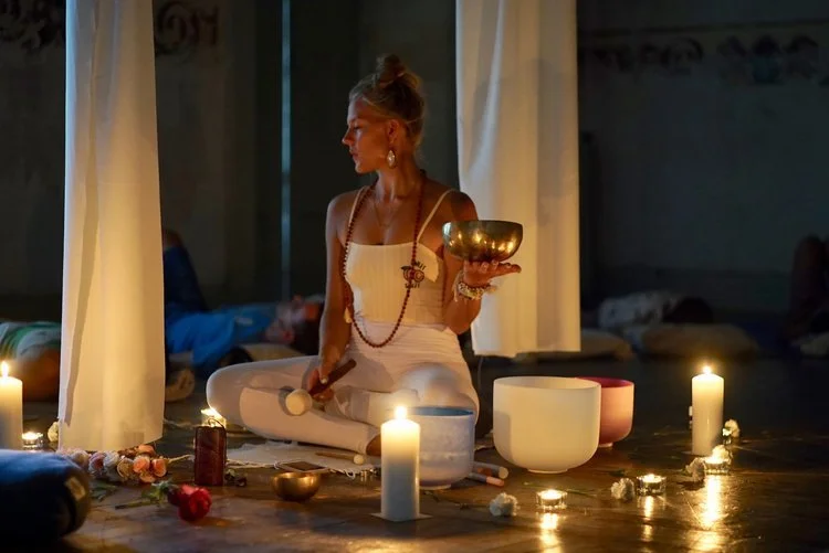 Klangmeditation mit Kristallklangschalen und tibetischer Klangschale – Sound Healing Ritual bei Kerzenschein