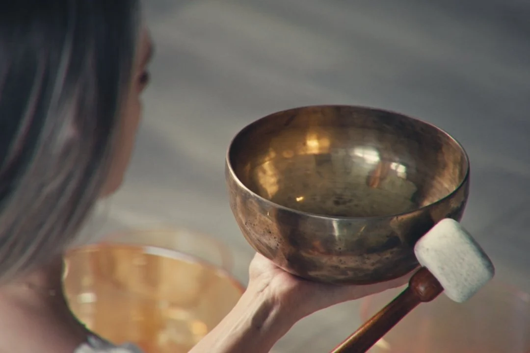 AkashaBowls® Klangschale in der Hand – Klangritual für den Alltag