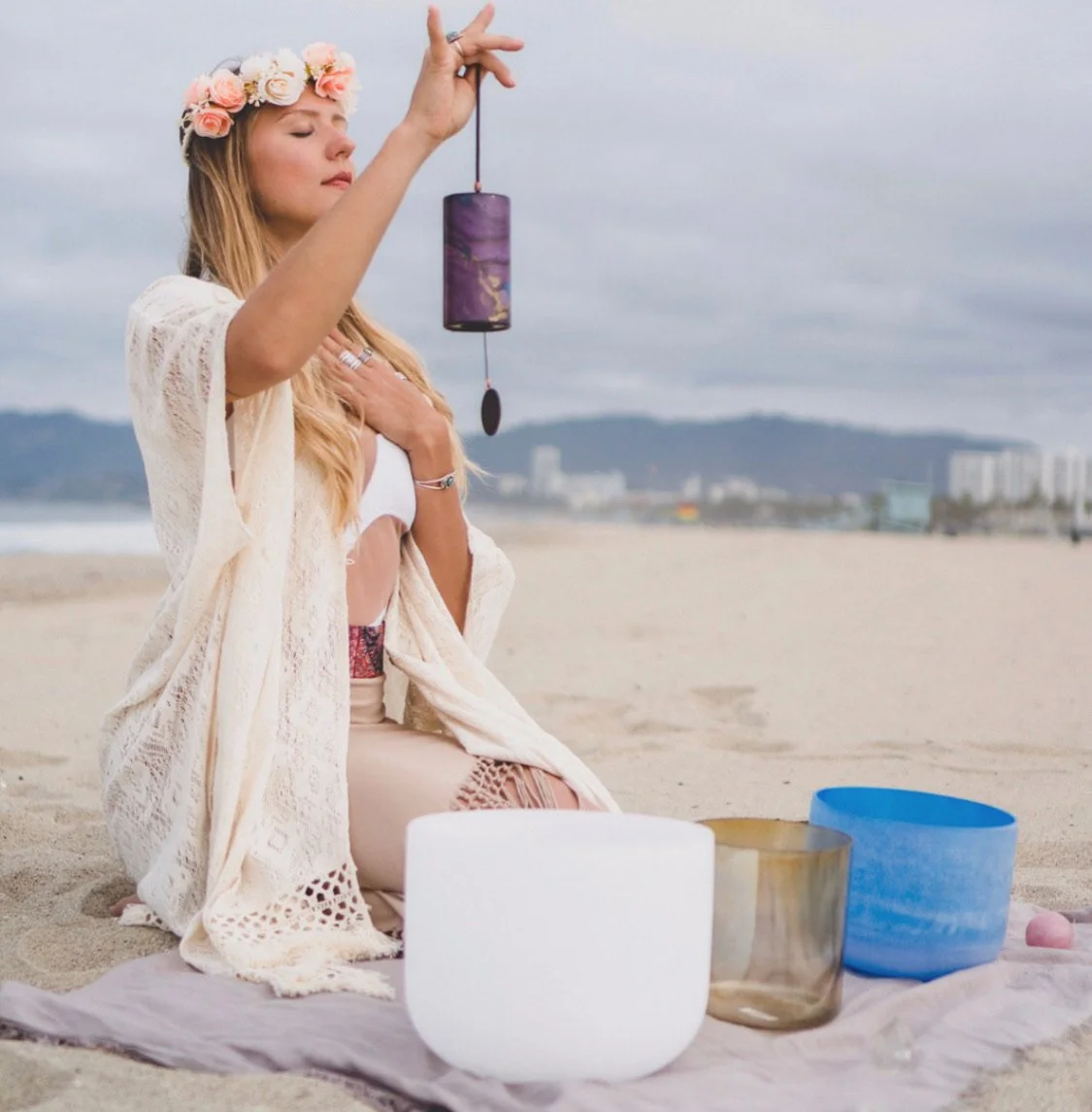 Sound Healing mit AkashaBowls® Kristallklangschalen und Windspielam Strand