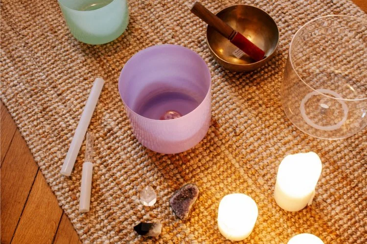 Kristallklangschale im Meditationsraum – Atmosphäre für Sound Healing schaffen