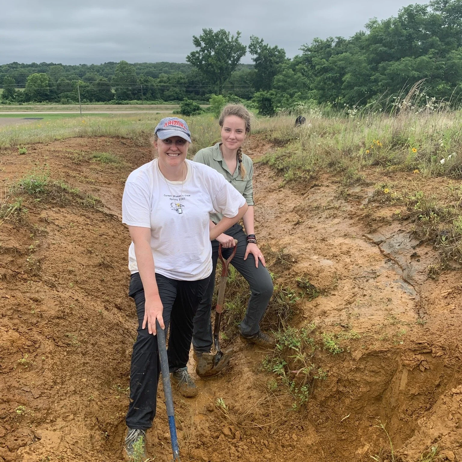 Two generations of Cornell women paleontologists: Corrine Myers (Cornell ’04) and Kiera Crowley (Cornell ’22). (Photo by Warren Allmon)