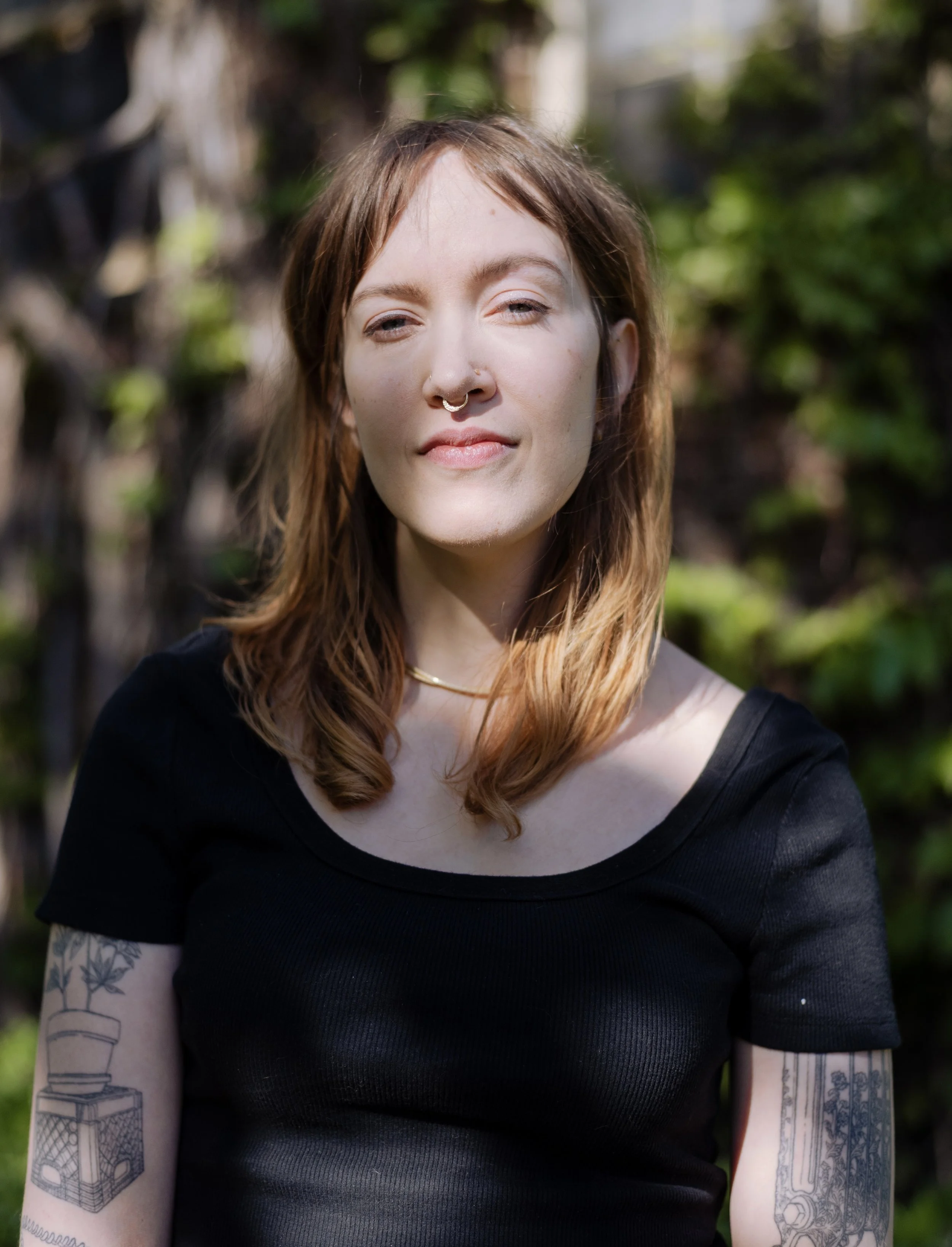 Person identified as Sara Suppan has shoulder length hair and a t-shirt.