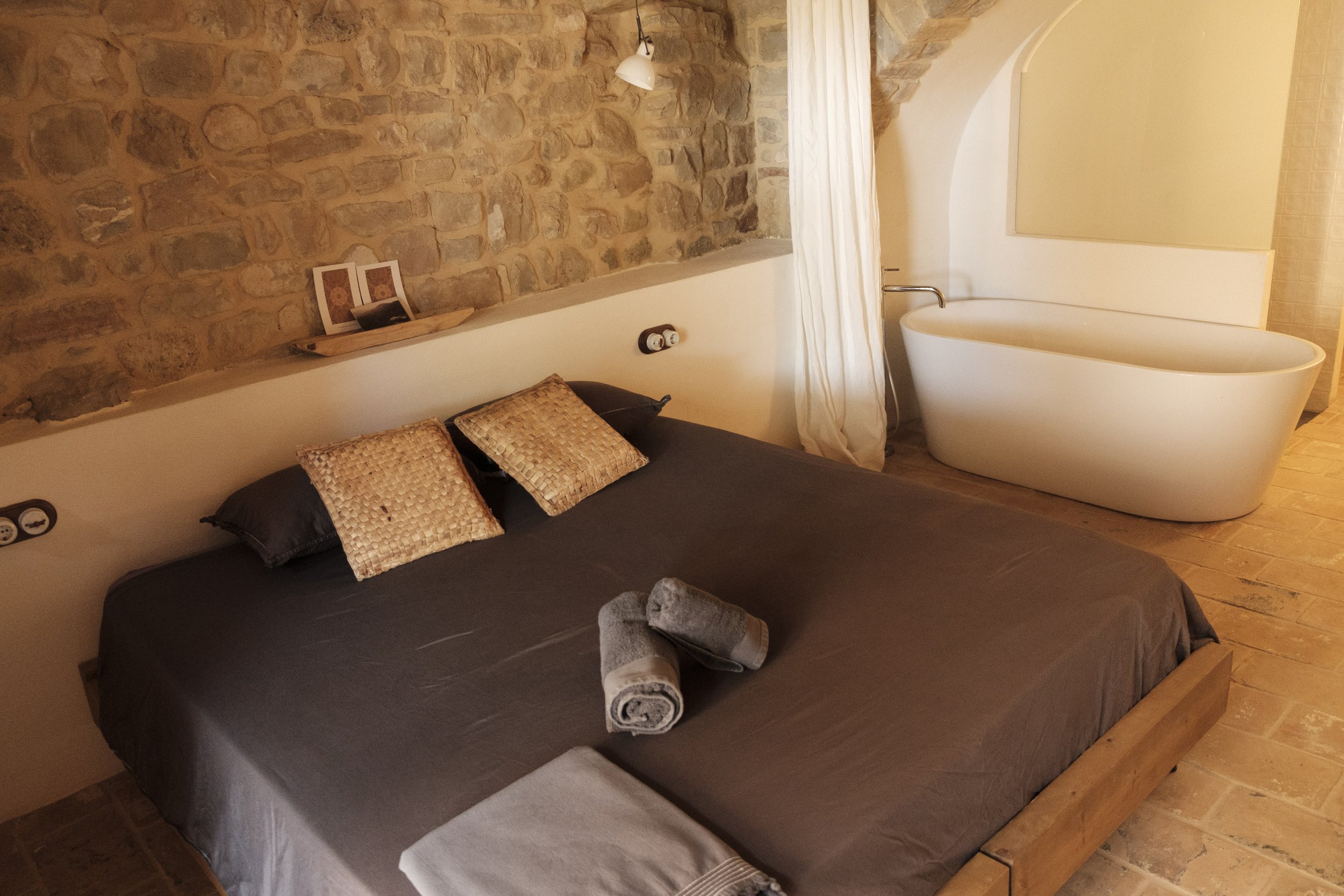 Mas Les Vinyes room 4.jpg