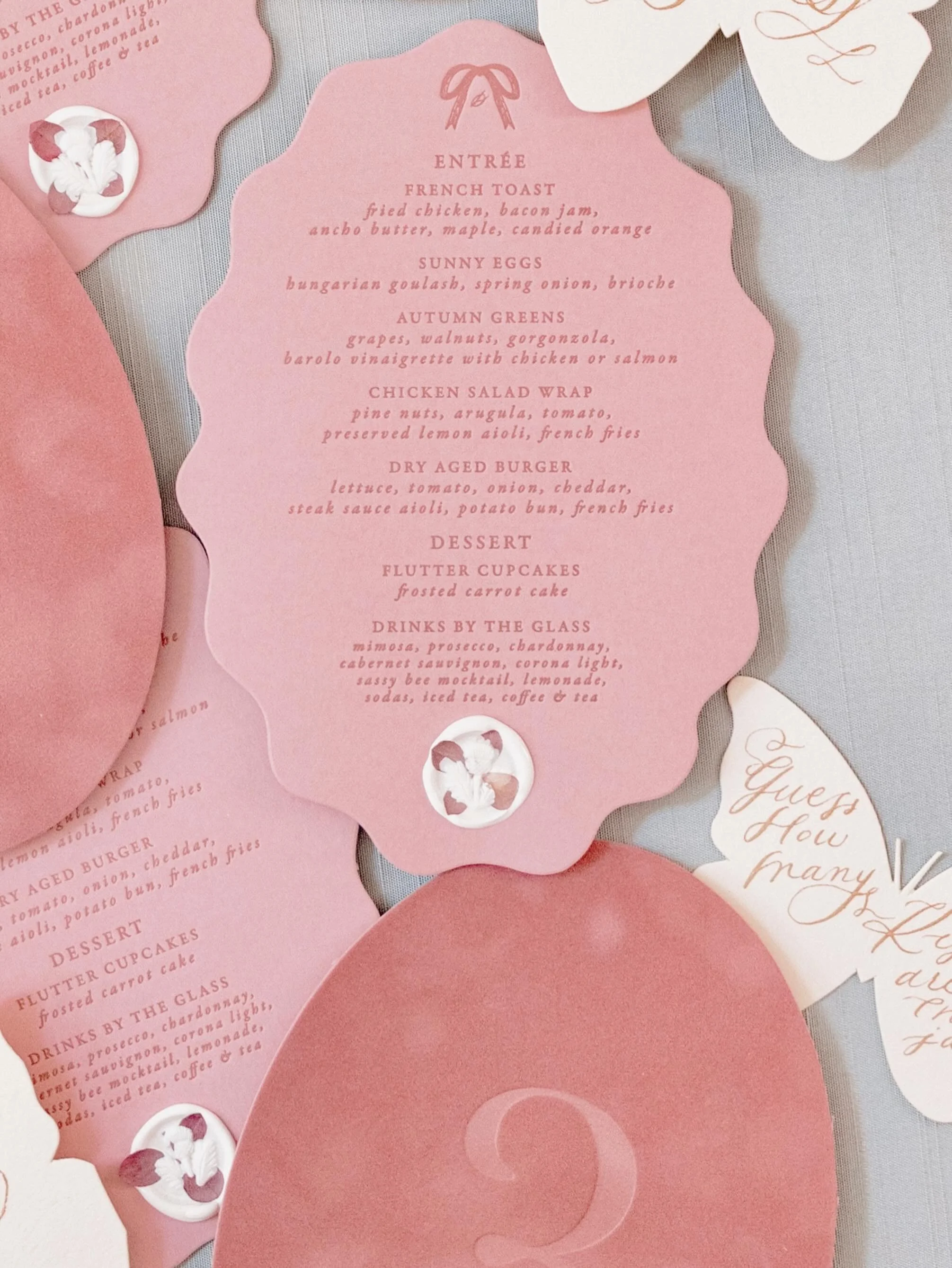 I think this scalloped oval is my favorite shape! Why? It fits plenty of text and is adorable, perfect for a day of menu 🎀 

#dayofpaper #prettypaper #papergoods #menucards #weddingstationery