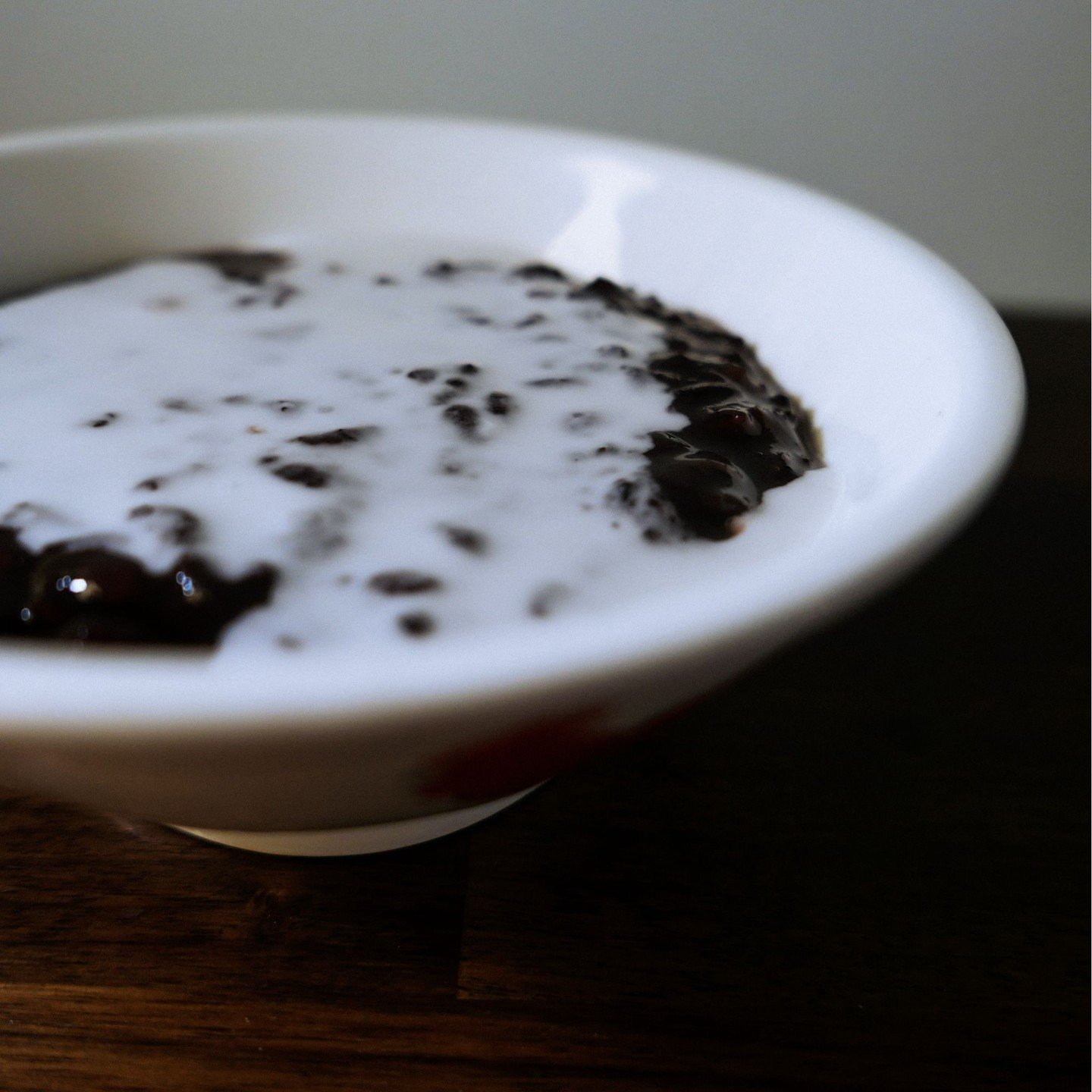 Pulot Hitam
Glutinous black rice dessert cooked with dried longans for a hit of sweetness and topped with creamy coconut milk
