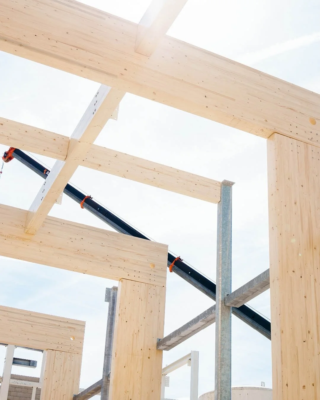 Wel of niet vliegen naar je vakantie voelt als een bewuste keuze. Een woning van beton vaak niet.

Toch is de cementindustrie wereldwijd een grotere CO₂-uitstoter dan de luchtvaart.

Een stille vervuiler, verstopt in onze gebouwen, infrastructuur en 