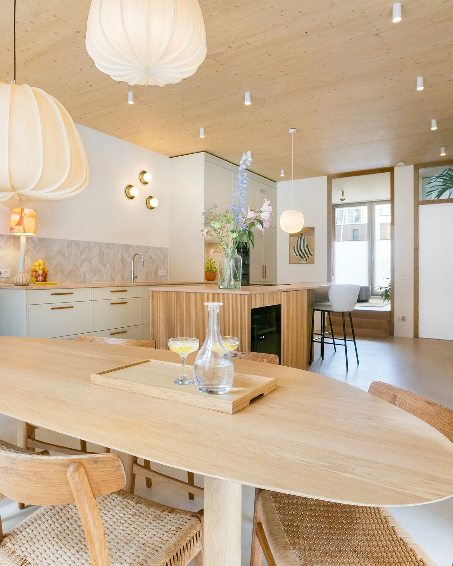 Winter staat voor de deur! 🌬️❄️

Hoe blijf je warm met minimale stookkosten in een CLT-woning?

Zodra de laatste CLT-elementen geplaatst zijn, tapen we alle naden zorgvuldig luchtdicht af. Geen kieren, geen tocht. Een perfect afgesloten schil.

We a