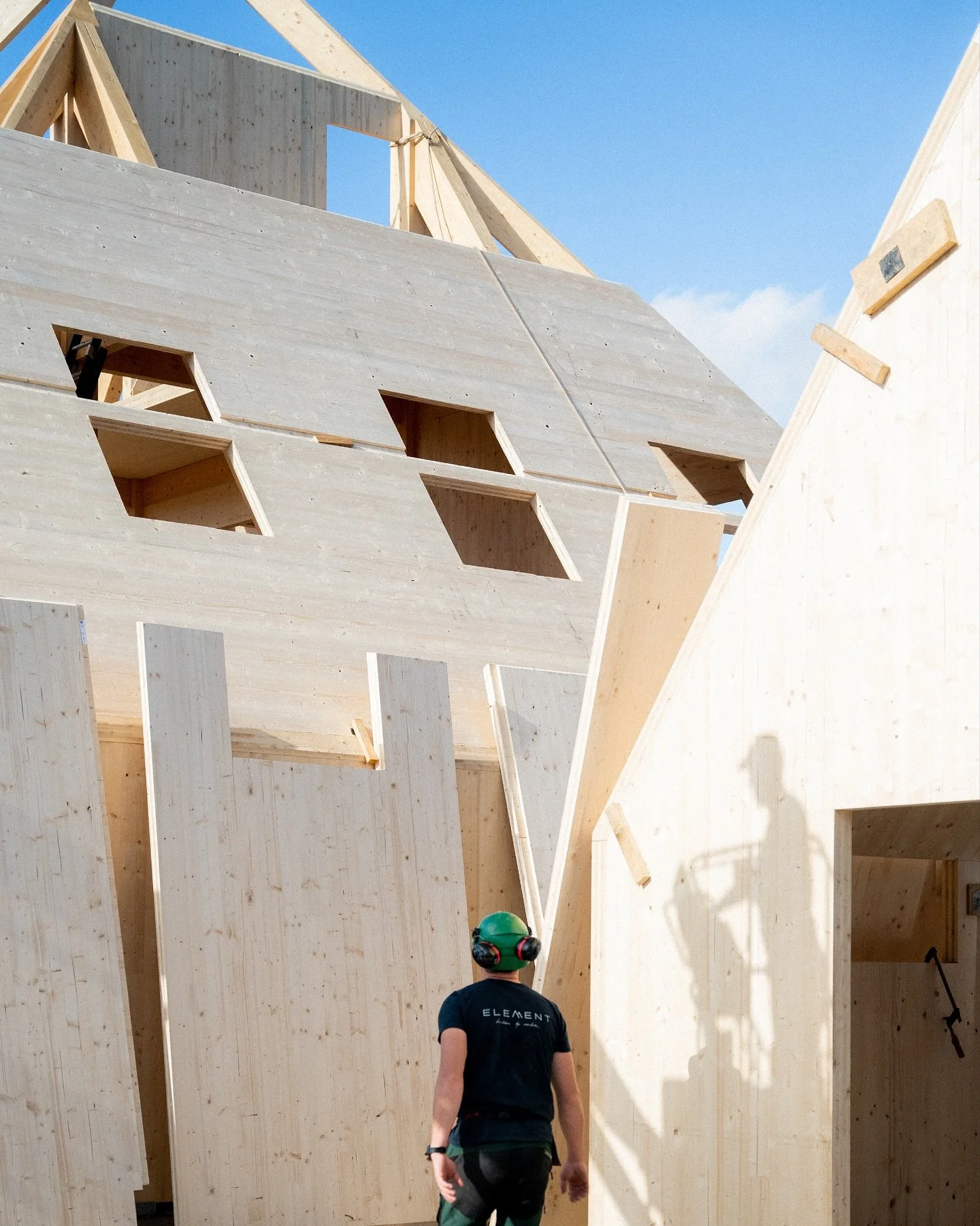Van optoppen en hoogbouw tot nieuwbouwwijken en tiny houses, iedereen is het erover eens dat er m&eacute;&eacute;r woningen moeten komen.

Welke politieke partij je ook stemt, de vraag blijft hetzelfde: hoe bouwen we sneller, slimmer en duurzamer?

O
