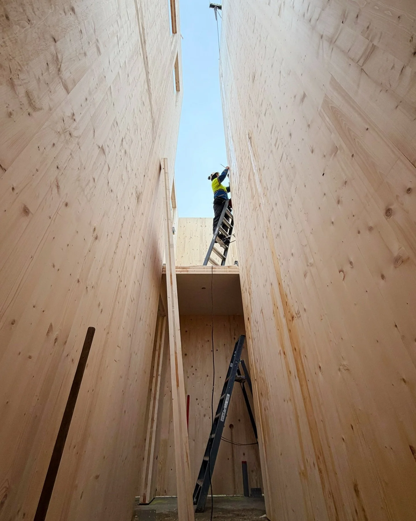Weer een mooi project afgerond! ✅

In Zwolle heeft ons team deze woning vakkundig en naadloos gemonteerd. Ondanks stevige wind en flinke regenbuien is er een hoogwaardig casco opgeleverd, klaar voor de volgende fase van de afbouw. De woning bestaat u