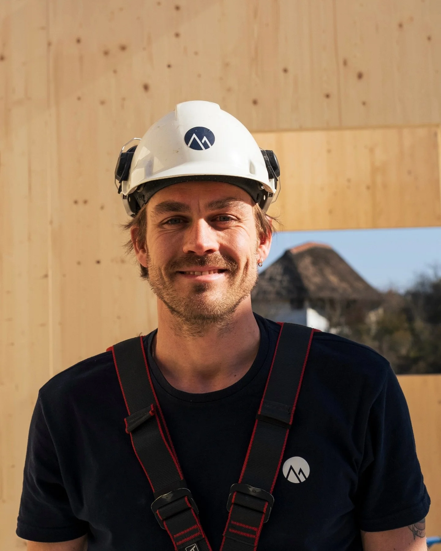 Welcome to the team @juliusbodar 🙌

Hey! Sinds een jaar werk ik mee aan projecten van ELEMENT en daar komen veel dingen waar ik energie van krijg samen. Zoals de hele dag buiten zijn tussen de (gezaagde) bomen, werken met mijn handen, vroeg opstaan 