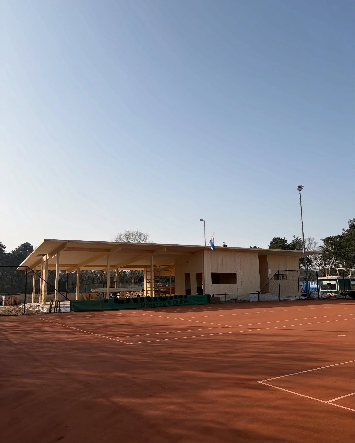 Het clubhuis staat! 🎾⚡

In korte tijd hebben we het nieuwe clubhuis van de tennisvereniging in Zandvoort gerealiseerd. Vanwege de ligging in een NATURA 2000-gebied is de bouw volledig elektrisch uitgevoerd, inclusief de inzet van een elektrische hij