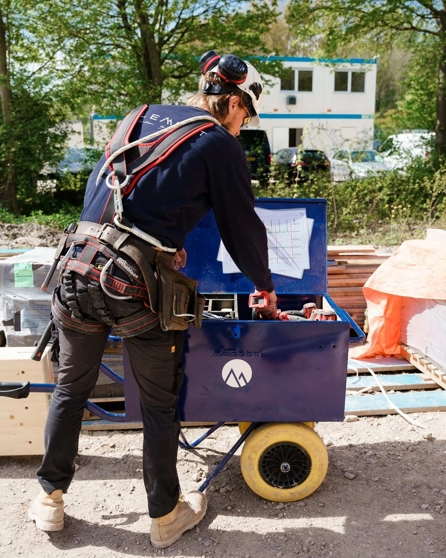 Wij houden van orde op de bouw 🔧

Goed gereedschap, een georganiseerde werkplek en vooral: zonder gedoe lekker doorwerken.

Daarom werken wij met een eigen mobiele werkplaats, een aangepaste kruiwagen en een professioneel gereedschapsassortiment. Al