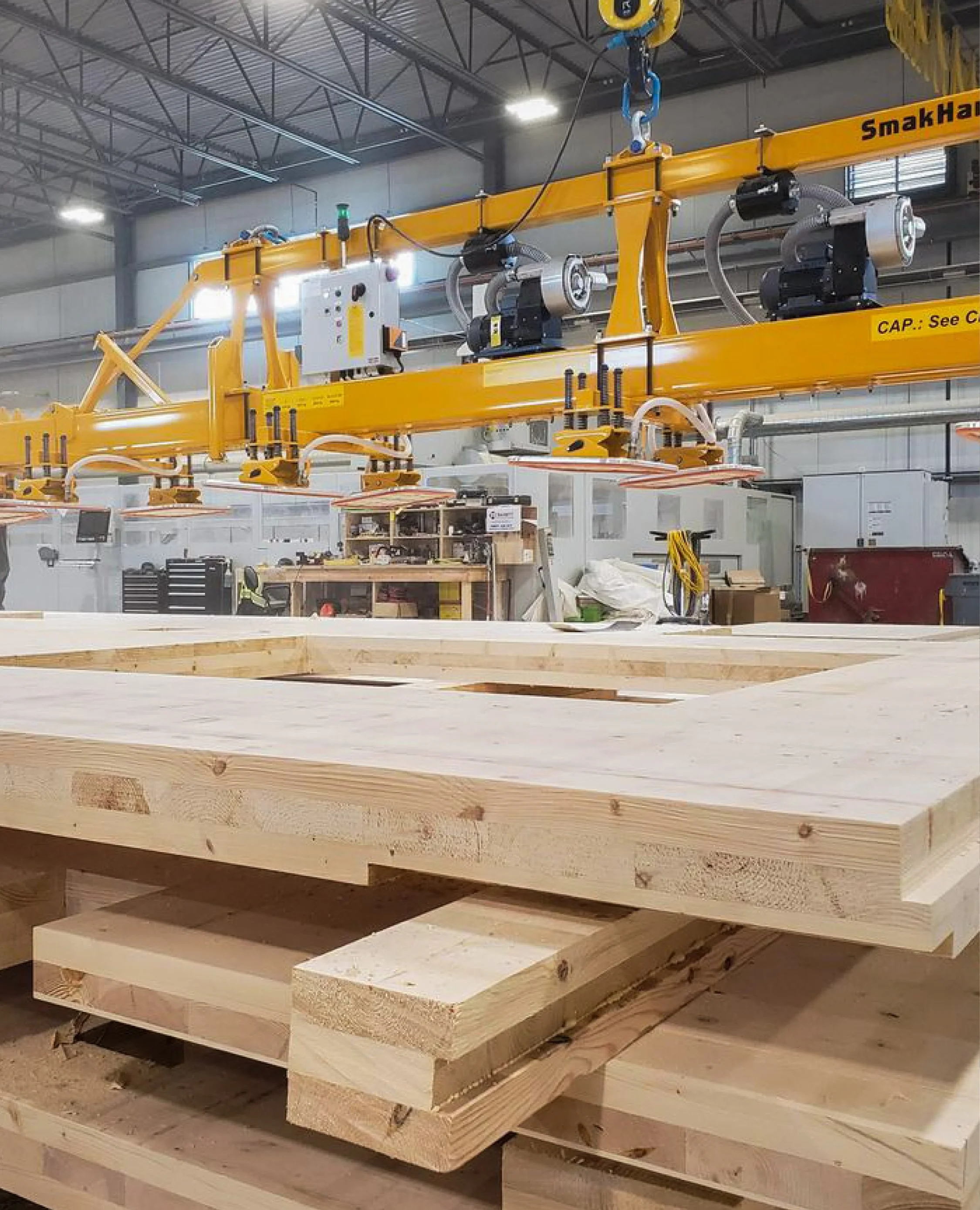 Doordat we iedere frezing met robotische precisie direct vanuit het 3D-model in onze CLT-platen verwerken, zijn de mogelijkheden vrijwel eindeloos. Denk hierbij aan frezingen voor stopcontacten, verlichting, ventilatie, sparingen of unieke details zo