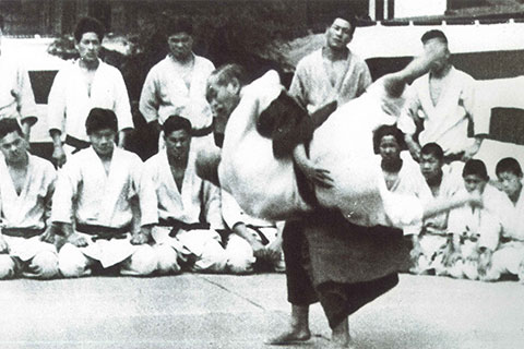 Kano Shihan throwing Yoshitsugu YAMASHITA with Uki-goshi
