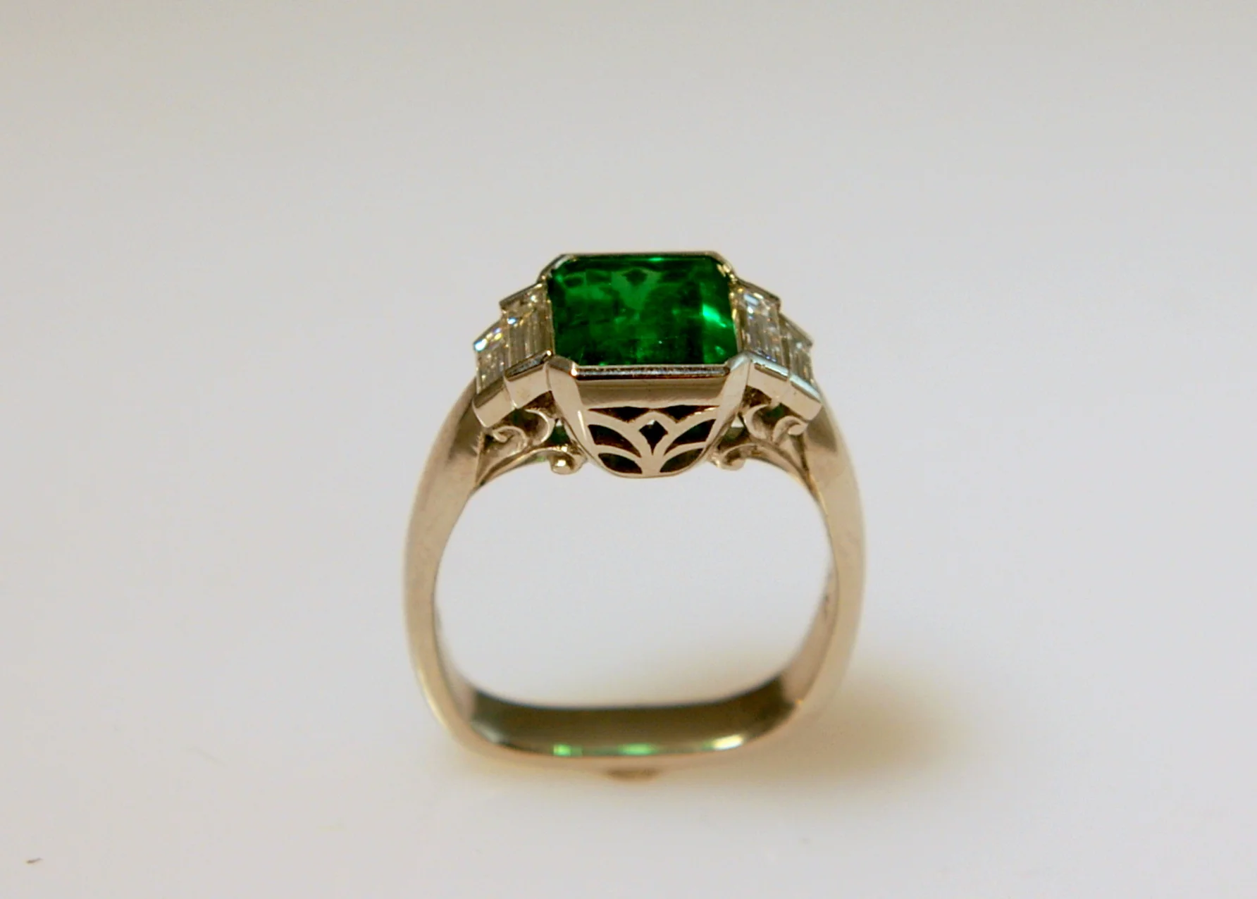 cami ring emerald.1.JPG
