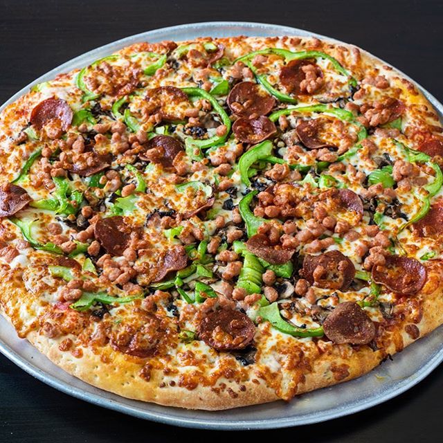 Smokey bacon, pepperoni, fresh green peppers and mushrooms. Come try out this pizza today! 🍕