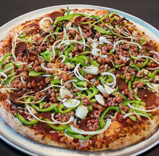Pepperoni, fresh green peppers, onions, mushrooms, and toooons of bacon! Try out the deluxe today! 😫👌🏼