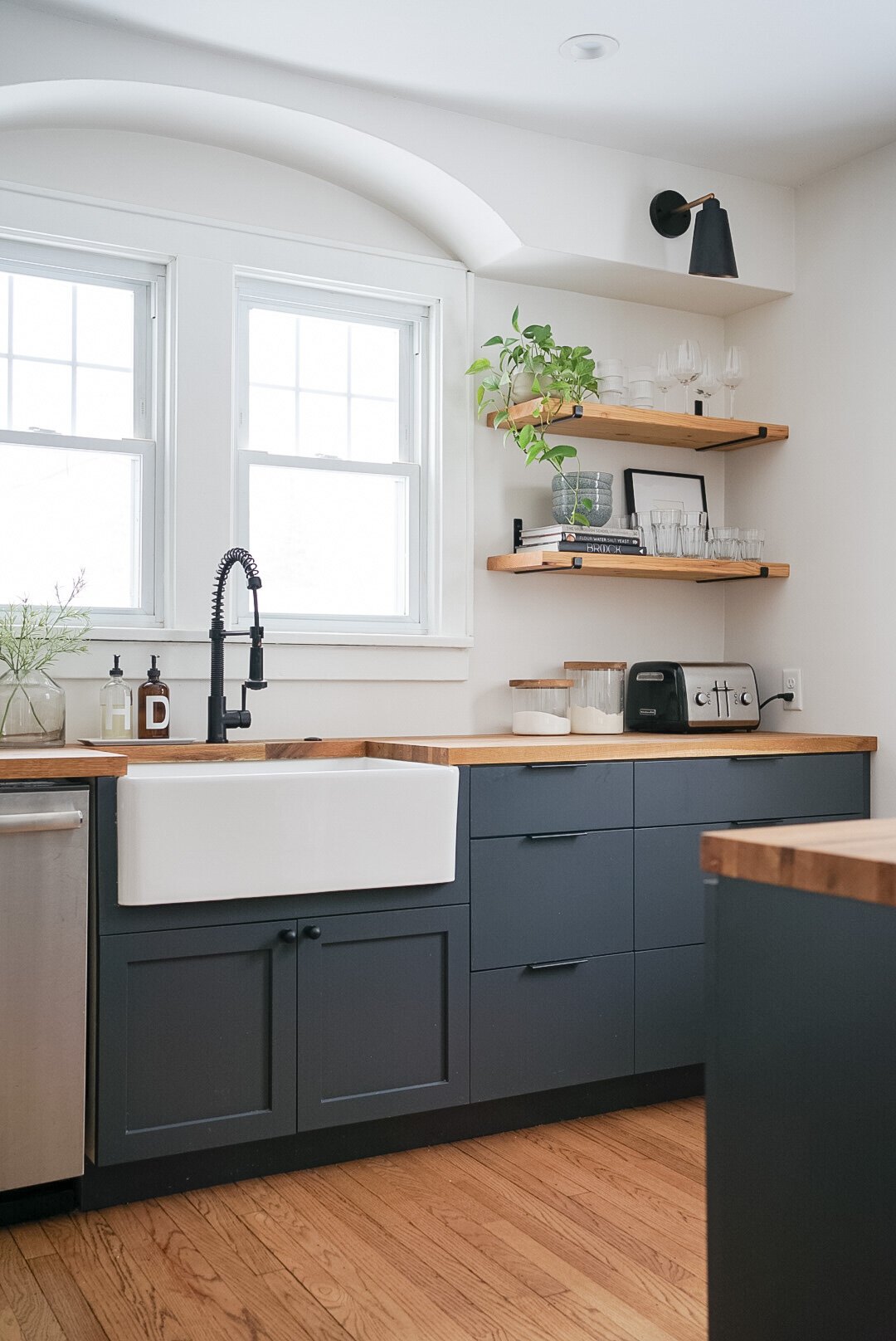 Upper Kitchen Cabinets or Open Shelves for Your Kitchen