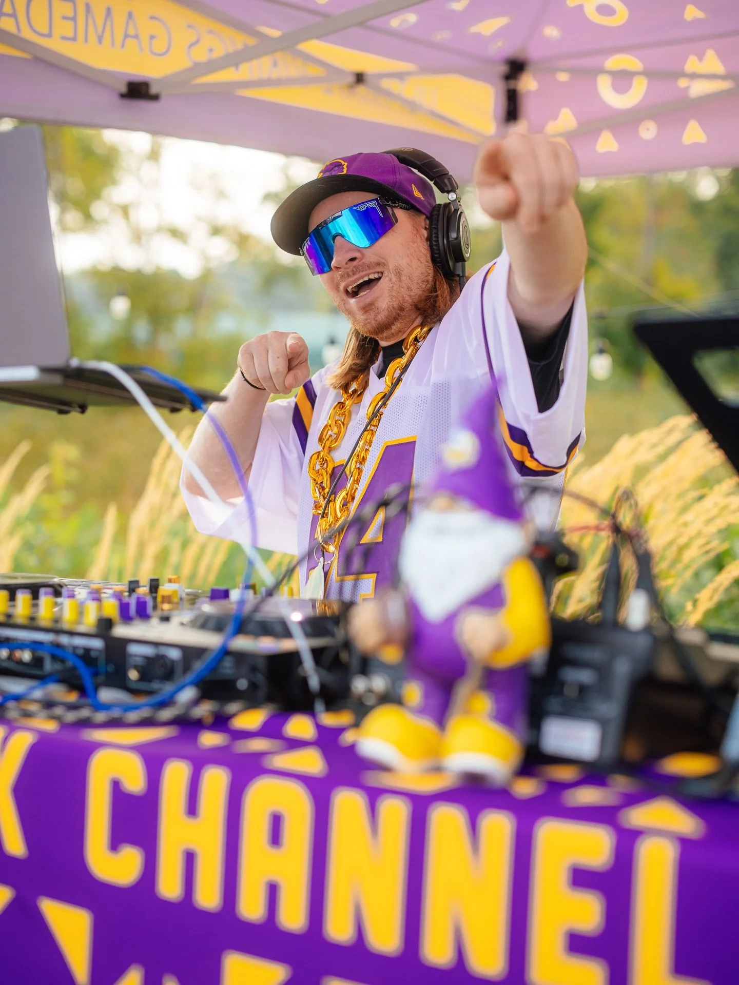 This weekend is popping at the Jingle Bar.

Tonight features Beats &amp; Brews with @rj.the.dj.mn from 6-9pm. RJ will be spinning upbeat Christmas songs thanks to the local legends, @dock_and_lift who sponsored this event.

@redrocketpizzacompany wil