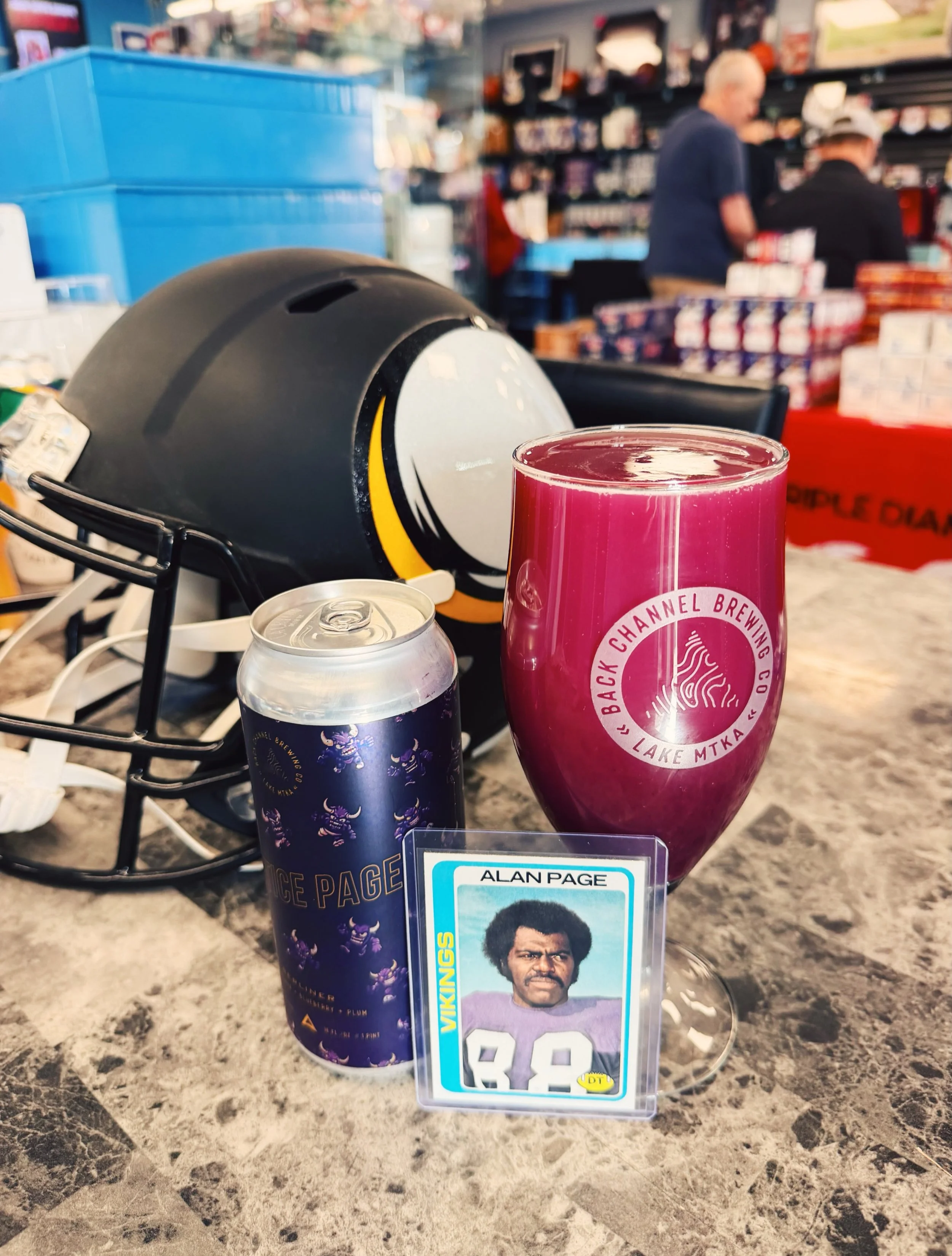 A little Sunday card collecting with your Sunday beers? We&rsquo;re in.

@triplediamondsportsbreaks Cards + Collectibles is taking over Back Channel TOMORROW!

Dig out those old sports cards, bring in your collection for an evaluation, or browse for 