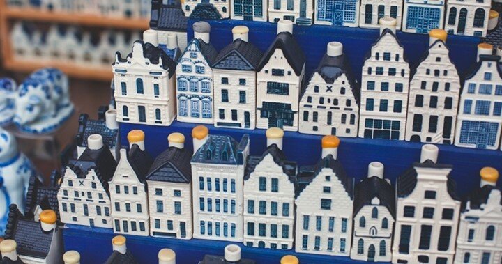 Remember those blue and white milk jugs and kitchen tiles and the little girl and boy poised for a kiss? These porcelain pieces are iconic symbols of the Netherlands. ⁠
⁠
Potters from this side of the world make beautifully decorated, blue-tinged ear