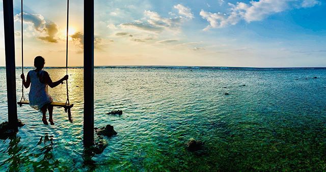 Sunsets on Gili Trawangan 🌅 definitely worth a visit for two or three nights from Bali, link in the Bio 🙌🏻 &bull;
&bull;
&bull;
&bull;
&bull;
&bull;
#travelbea #travel #indonesia #bali #explore #sunset #swing #girl #dayoff #sky #instatravel  #pink