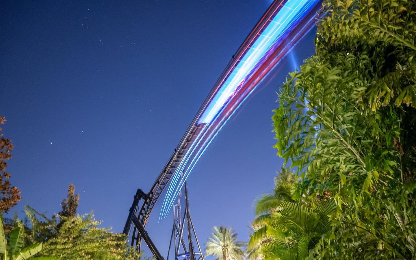 What&rsquo;s your favorite park to visit at night? ✨ 
.
.
🎢 Universal Orlando Resort (@universalorlando)
. 
.
.
📸: @park_paradise
📱: Use #ParkParadise
.

#rollercoaster&nbsp;#coasters&nbsp;#freizeitpark&nbsp;#achterbahn&nbsp;#monta&ntilde;arusa&nb