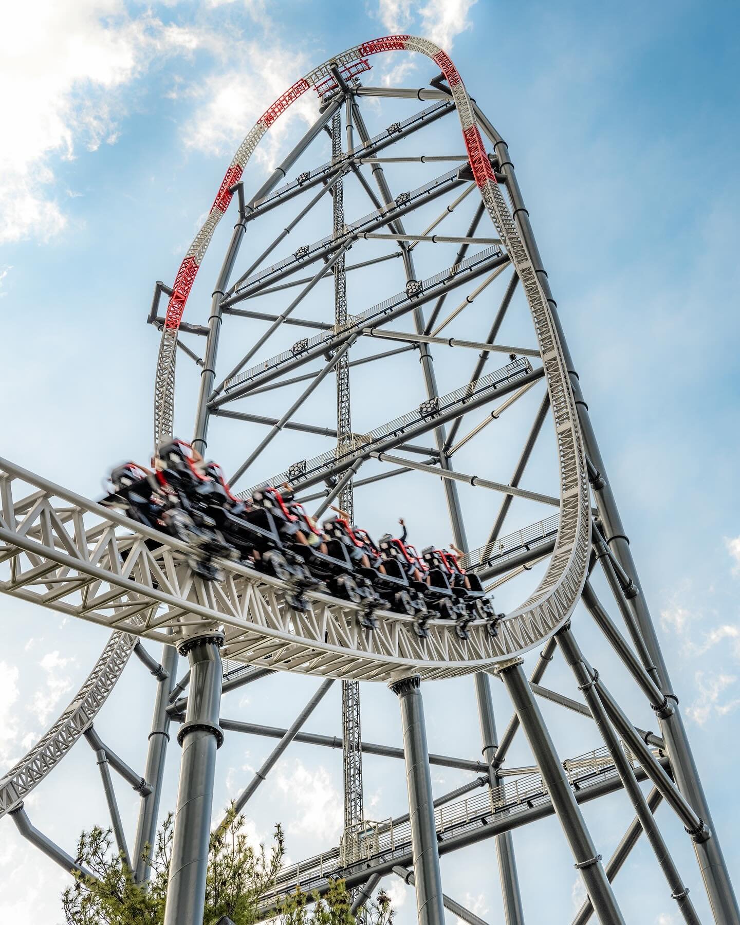 Counting the days till we get to race for the sky again ⏰ Heard there was some testing done yesterday and hope we continue to see the CP and Zamperla teams working together to get the ride back up and running reliably! 
.
🎢 Top Thrill 2 - Cedar Poin