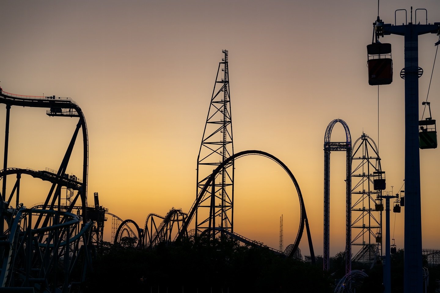 How many coasters can you spot in the first photo?! Some lesser seen angles of Cedar Point&rsquo;s iconic skyline ☀️ 
.
📸: @park_paradise 
.
#rollercoaster&nbsp;#coasters&nbsp;#freizeitpark&nbsp;#achterbahn&nbsp;#monta&ntilde;arusa&nbsp;#parquedediv
