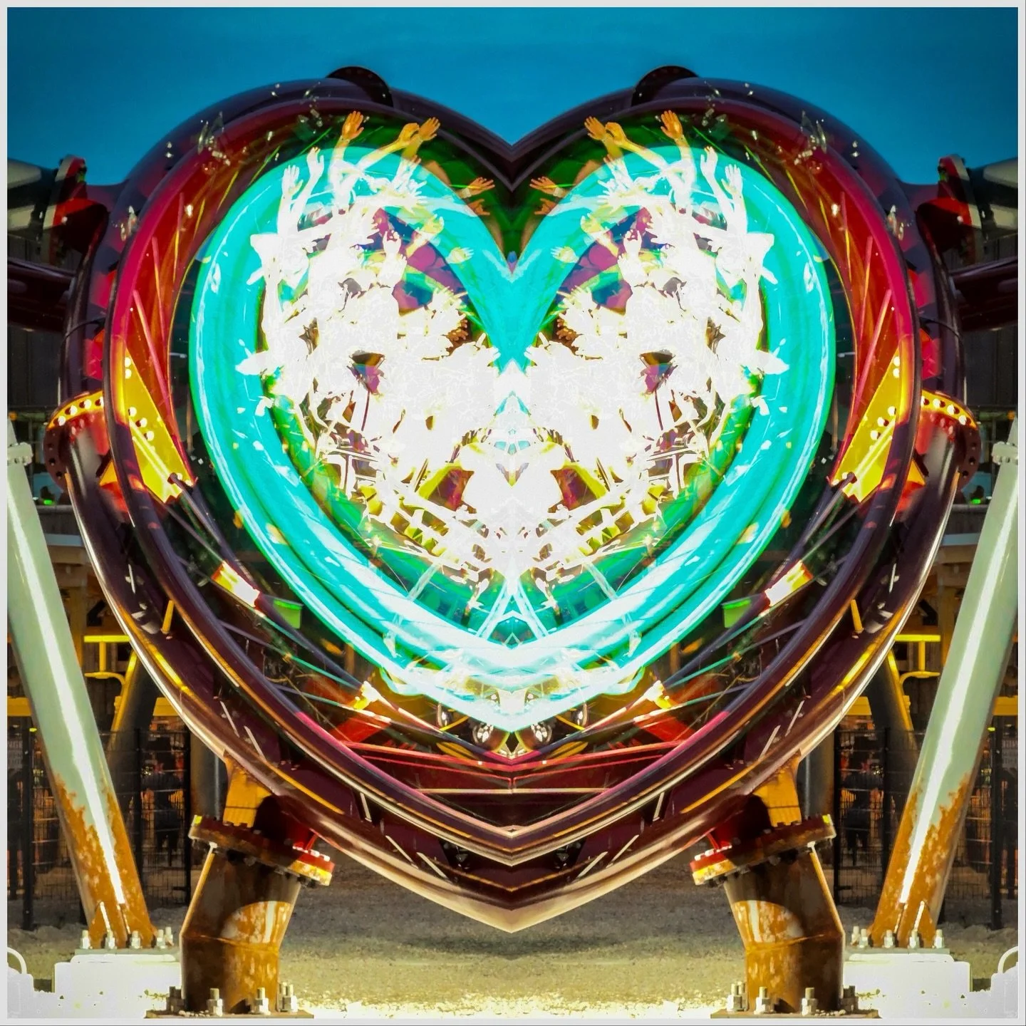 Love is wherever you see it &hearts;️ 
.
📸: @park_paradise 
.
#rollercoaster #coasters #themepark  #sixflags #valentines