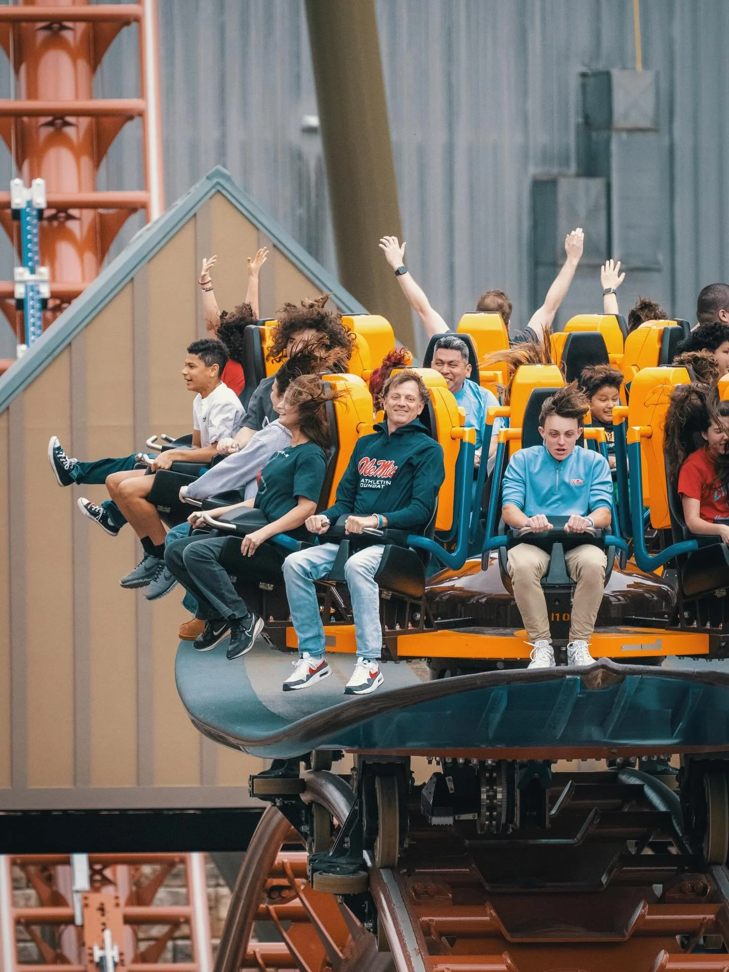 Georgia Gold Rusher opened up a year ago as the first ever Ultra Surf coaster! Have you been on this one of a kind ride yet?! 🏄&zwj;♂️ 🌊 
.
📸: @park_paradise 
.
#rollercoaster #coasters #themepark #sixflagsoveegeorgia sixflags