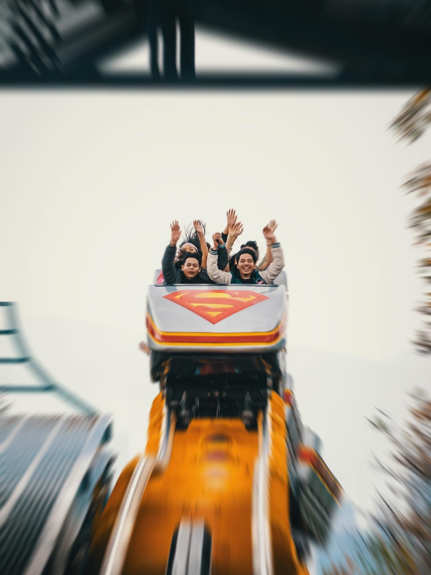 Have a favorite hyper coaster? Superman el Ultimo Escape is an absolute top tier classic hyper giving unmatched views of the surrounding cityscape! 
.
📸: @park_paradise 
.
#rollercoaster #coasters #themepark #sixflagsmexico sixflags