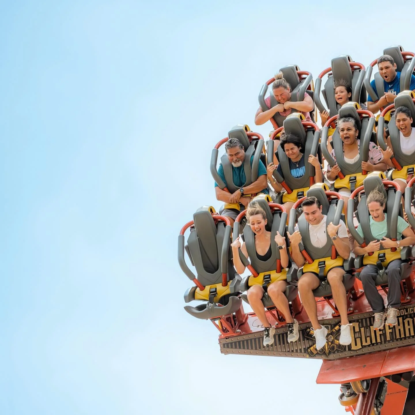 That&rsquo;s a long way downnnnn 😳
.
.
#rollercoaster #coasters #themepark #sixflagfiestatexas #sixflags