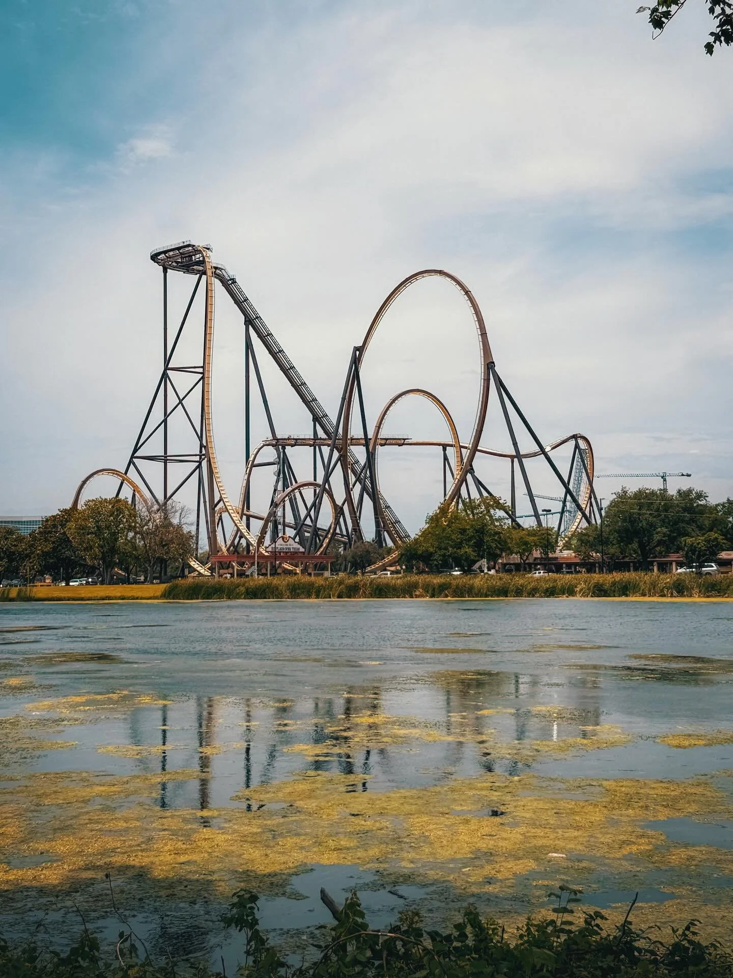 Tormenta is HUGE 😳 This world&rsquo;s first giga dive is visible from just about anywhere in the park and that Immelmann alone is hyper coaster tall at 218ft making it the world&rsquo;s tallest inversion. 
.
📸: @park_paradise 
.
#rollercoaster #coa