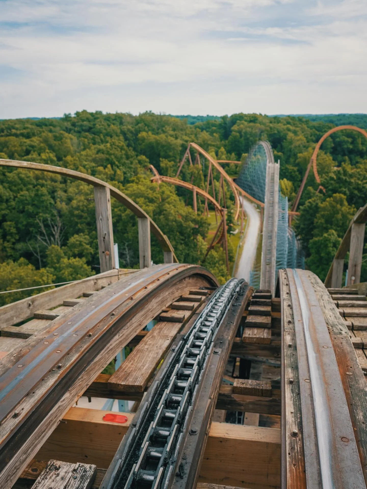 Drop a comment on why The Voyage is the TOP wooden coaster on the PLANET 🌎 
.
📍: @holidayworld 
📸: @park_paradise 
.
#rollercoaster #coasters #themepark #holidayworld #holiwoodnights