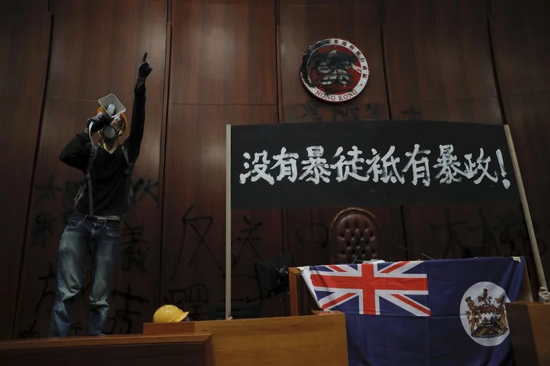 香港民眾昨(1日)晚間佔領立法會一場。圖片來源:Associated Press
