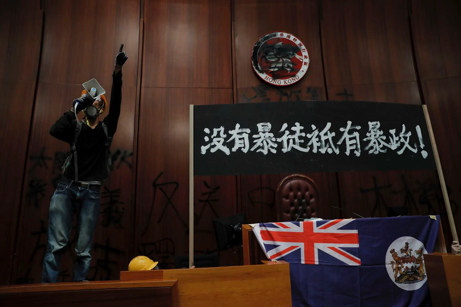 香港民眾衝入並占領立法會議場。攝:Kin Cheung/Associated Press