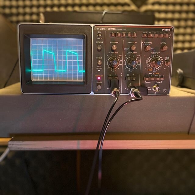Couple of nice cheap EBay scores for the Lab. 80&rsquo;s analogue oscilloscope and a signal generator. #ampbuilding #electronics #vintageamppodcast