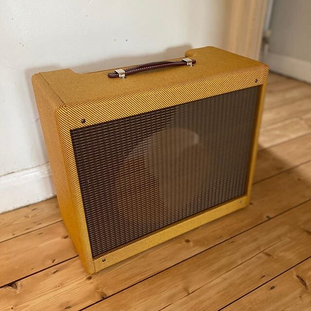 Lovely vintage style Fender Tweed Deluxe solid pine cab arrived today. Expertly built by Mark at @afcustomcabinets - will soon house the 5E3 Deluxe started this week. #ampbuilding #vintageamp #fender #5e3  #handwiredamp #tweeddeluxe #guitaramps