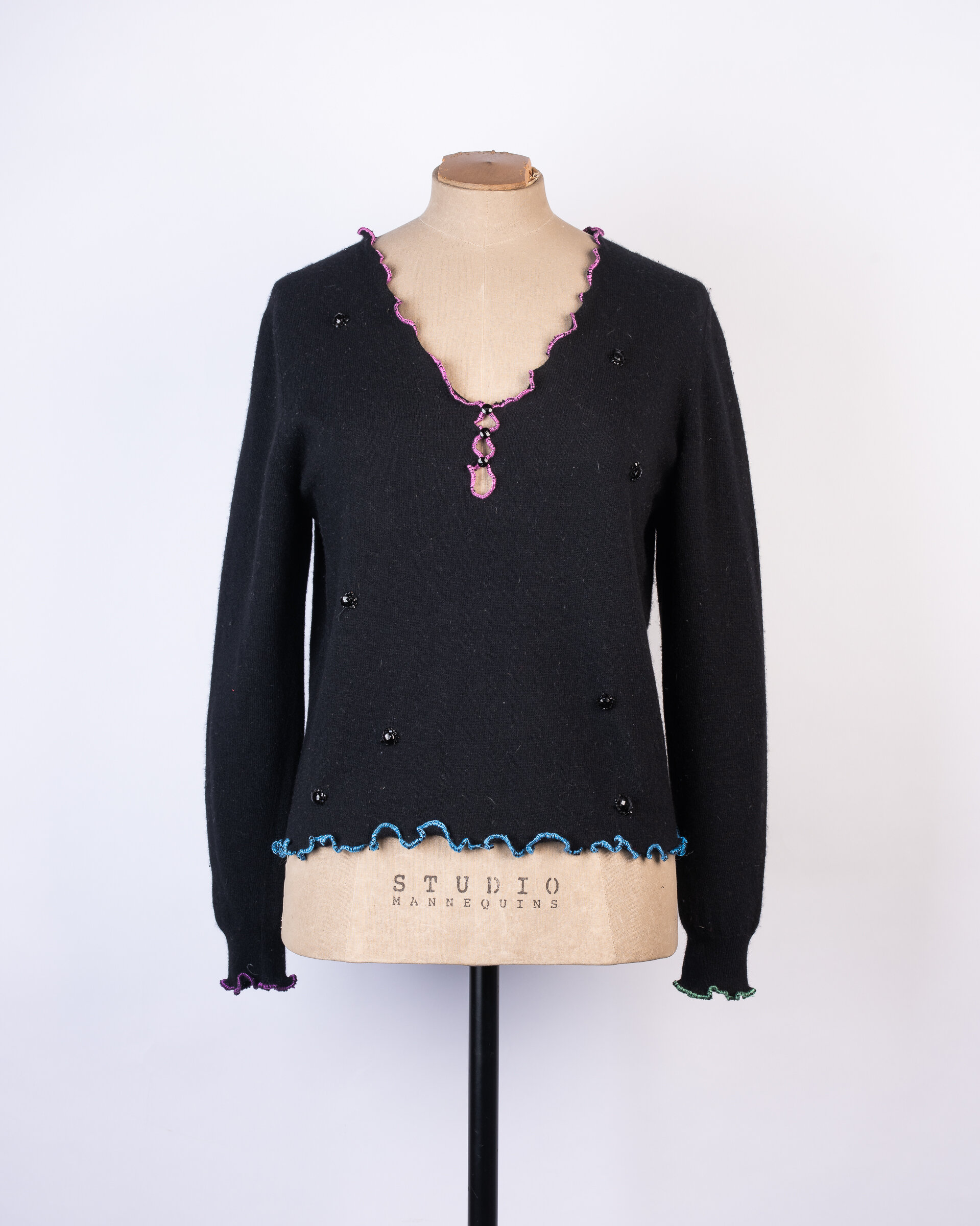 3540. Black Cashmere V necked Jersey