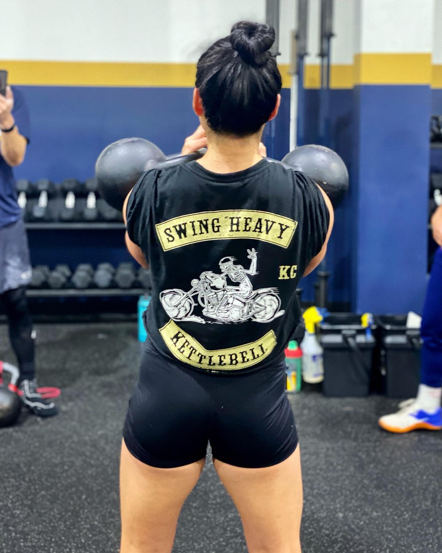 Just want to lift heavy things and swing heavy bells 🥰

Who can relate? 💪🏼

👚 swing heavy kettlebell club by @kettlebellgains_apparel

#movewithmags