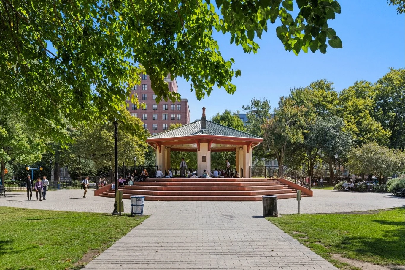 Welcome to Historic Downtown Jersey City&rsquo;s Hamilton Park &ndash; a 19th‑century neighborhood gem, a 5.4‑acre green oasis surrounded by Victorian brownstones, vibrant local cafes, and a true &ldquo;small town in the city&rdquo; feel.
1.	5.4‑acre
