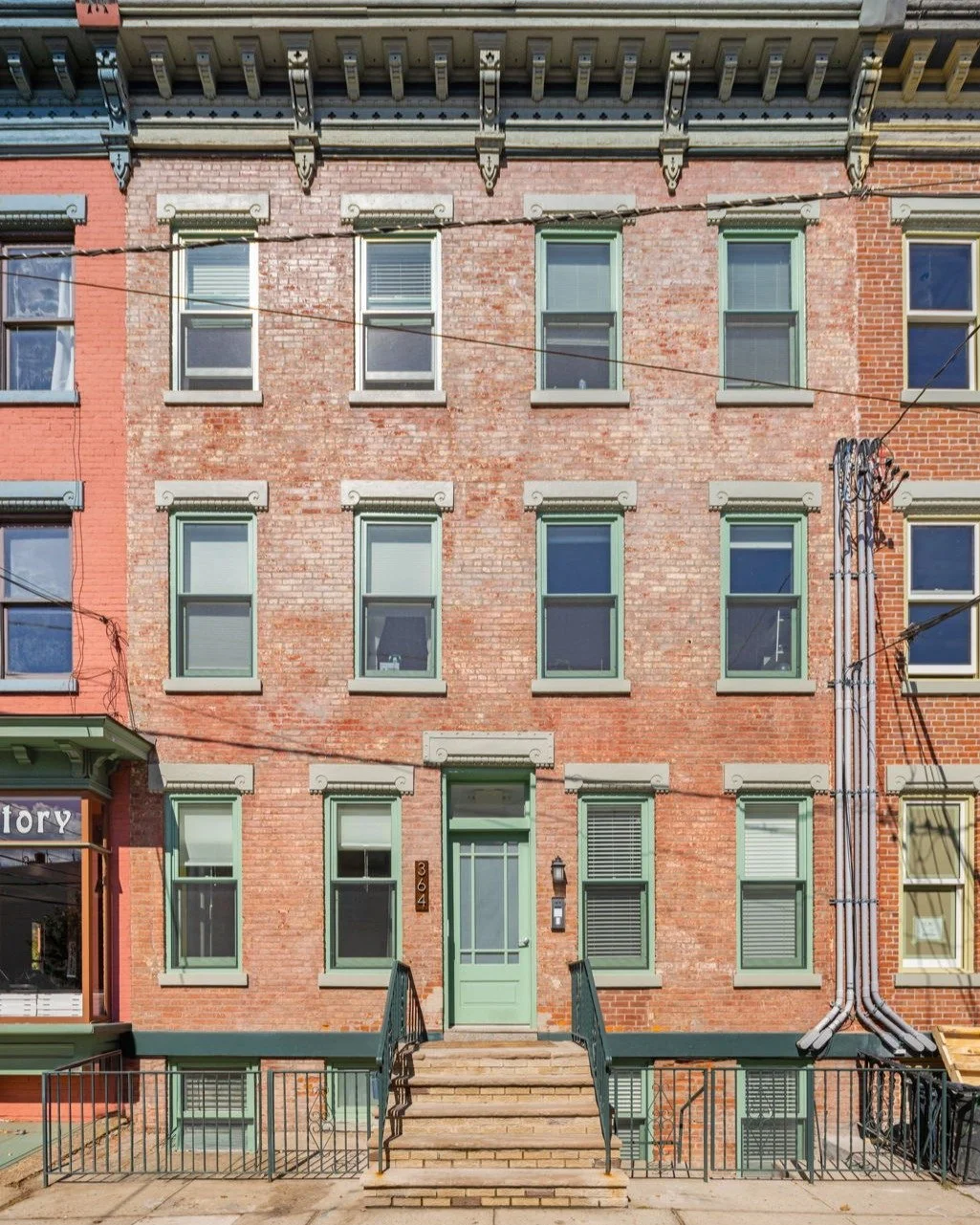 Historic charm, flexible living, and your own private yard in Downtown Jersey City. ✨

📍 364 8th Street, Residence 1R | Hamilton Park

Set in a historic brick building dating to 1900 with just six condos, this spacious duplex features:
▫️ 3 bedrooms