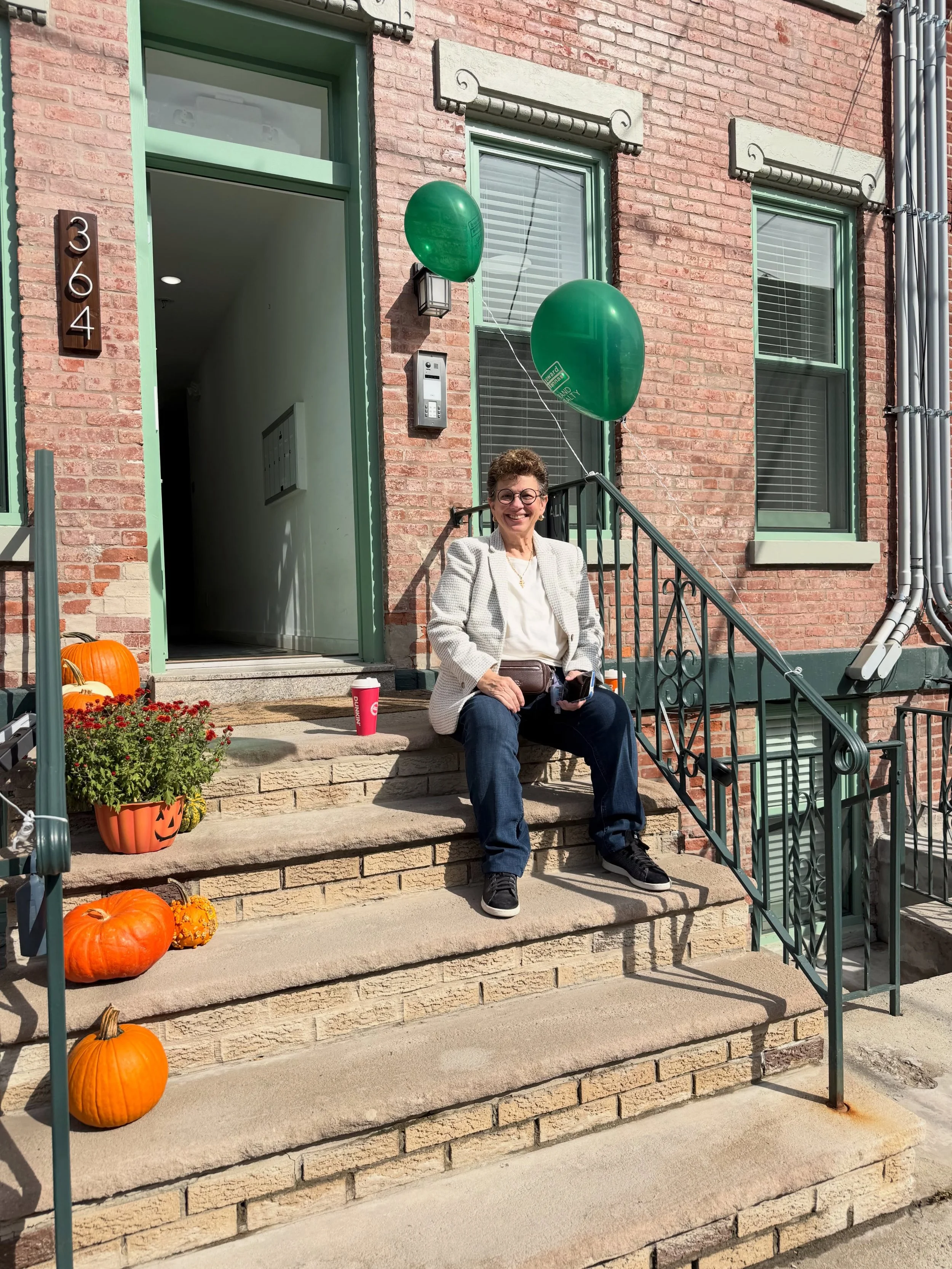 Stoop season with Joan Koehler. 🎃 Hosting yesterday&rsquo;s open house at 364 8th Street, 1R.
#JerseyCityRealEstate #OpenHouse #HamiltonParkJC #TheHamiltonParkGroup #HistoricDowntownJC